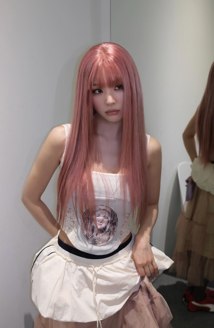 tlngu7grj31-35xlhkw5f92-yo67qzyp463 Không chỉ gây chú ý bởi màu tóc, Seulgi còn ghi điểm với gu thời trang độc đáo.