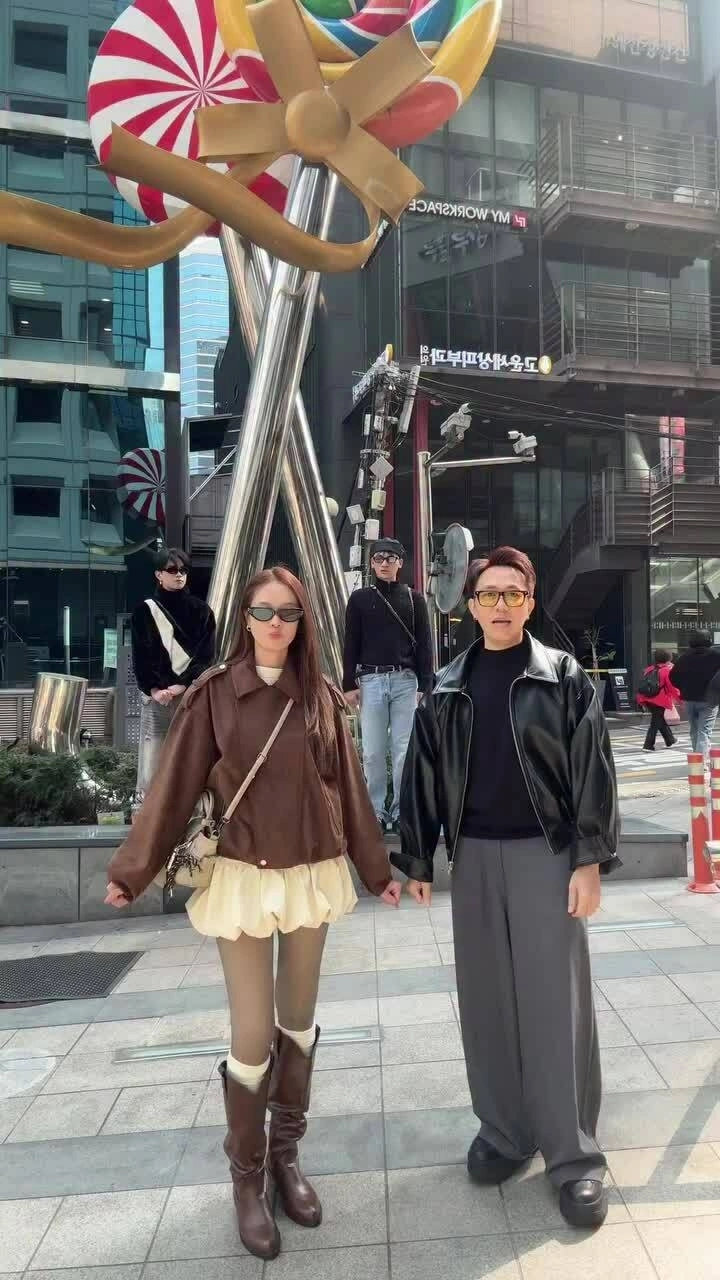 Trấn Thành - Hari Won tình tứ khi cùng bạn bè về thăm quê