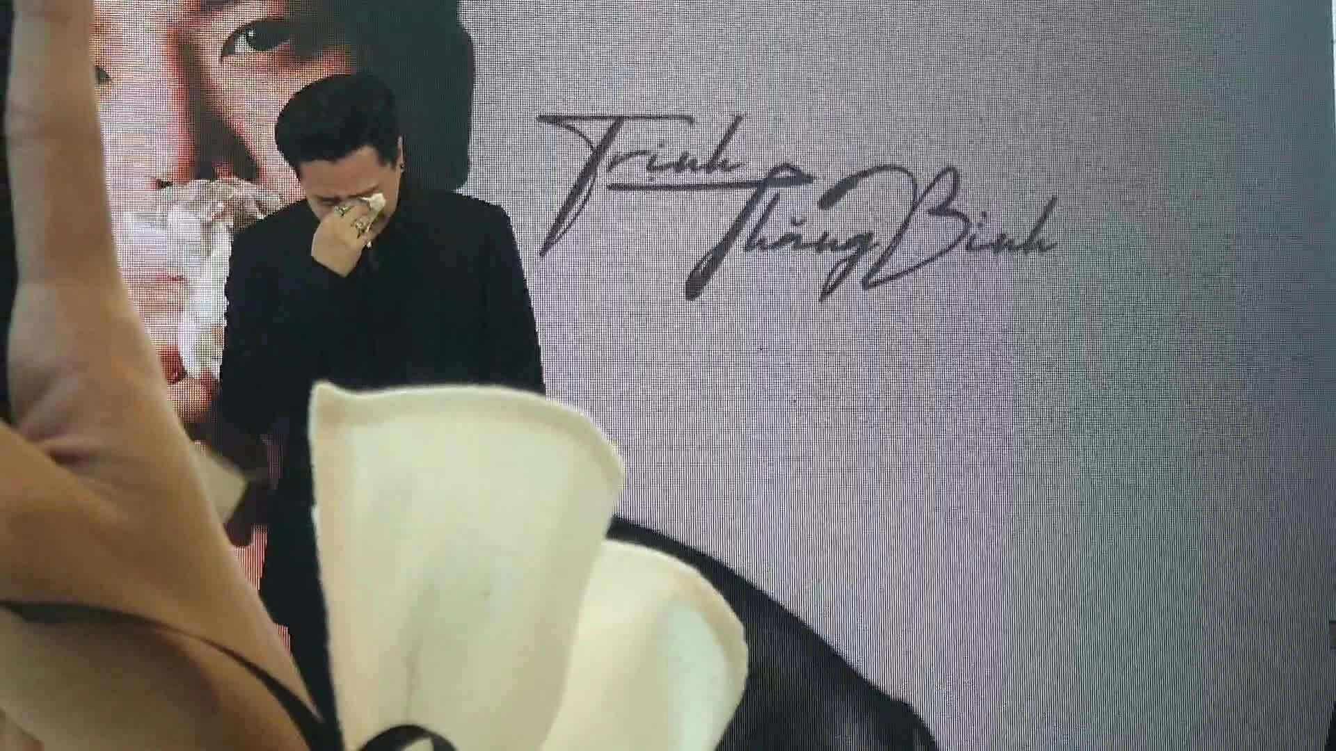 Trịnh Thăng Bình khóc ở họp báo