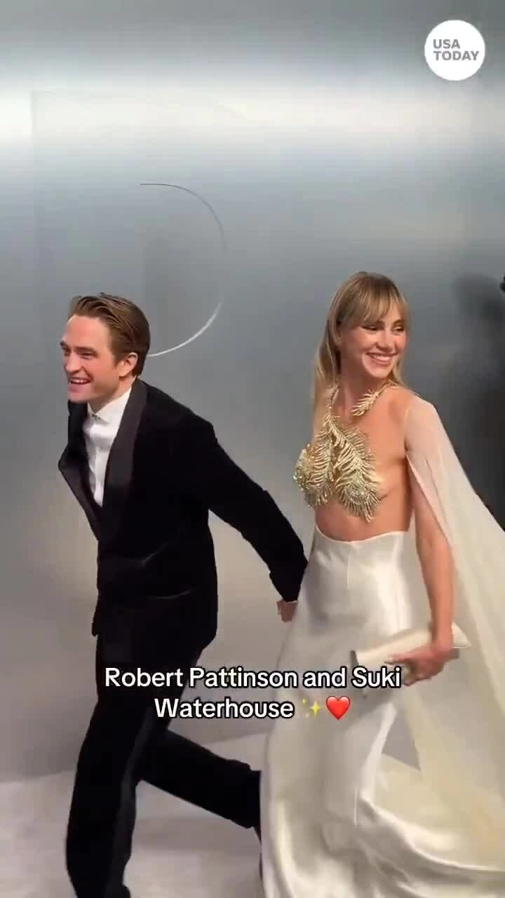 Vị hôn thê của Robert Pattinson tỏa sáng với váy 'bán nude' tại tiệc Oscar