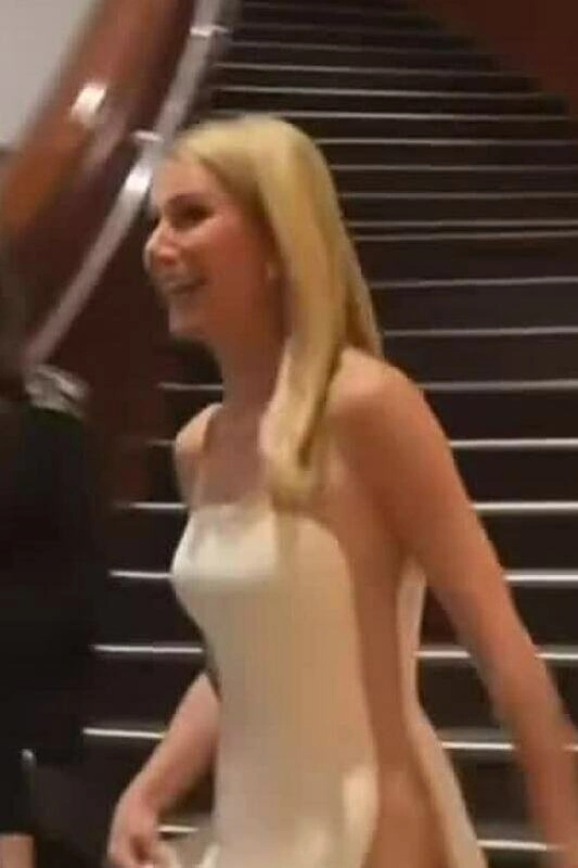Video Gwyneth Paltrow gây tranh cãi khi diện váy hở ở Oscar