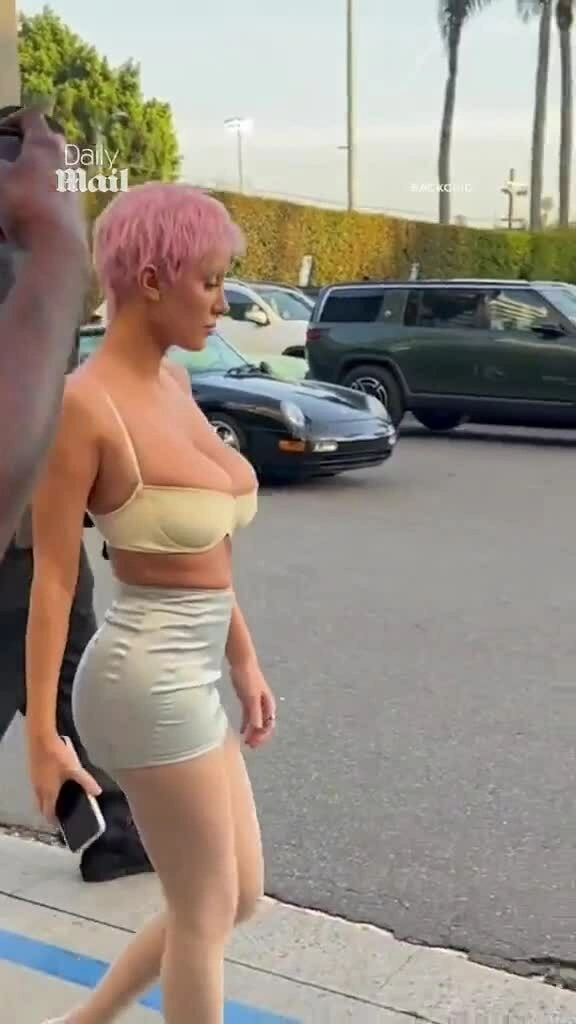 Vợ Kanye West gây chú ý khi thay đổi diện mạo