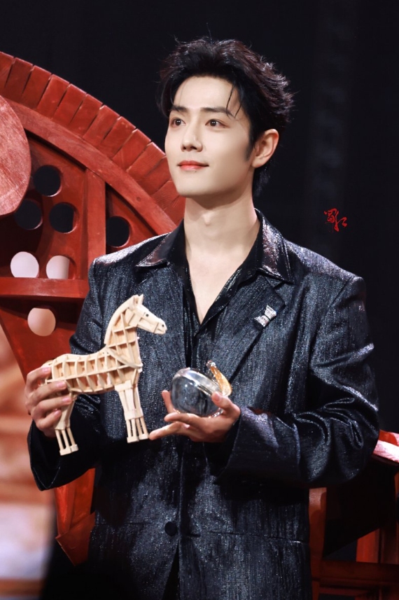 vpocxh5qf01-hooezowtil2-5b7ab1hb1m3 Tiêu Chiến nhận giải Thị đế, bước ngoặt trong sự nghiệp