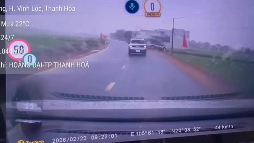 Vượt ẩu ôtô mất lái lao xuống ruộng