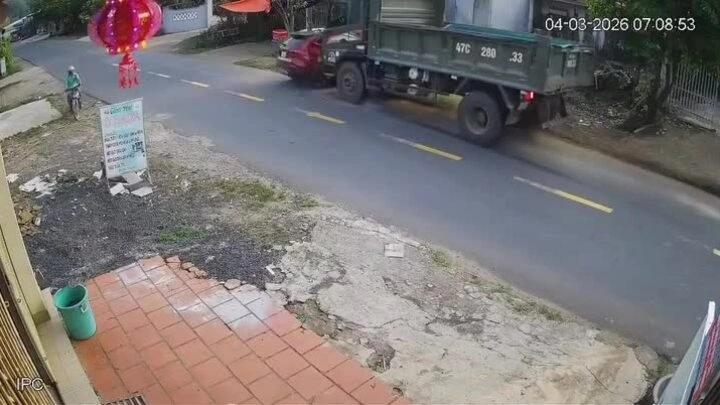 Vượt ẩu, xe con bị xe tải đâm xoay ngang