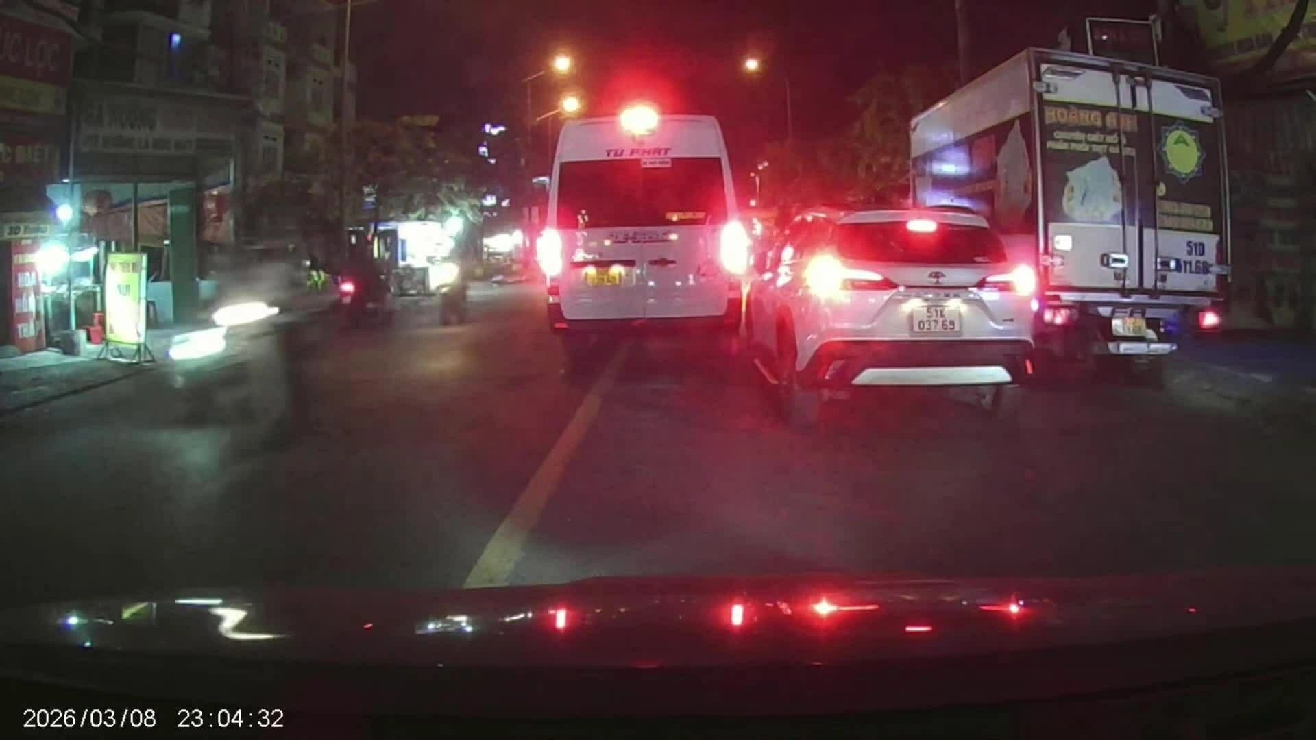 Vượt ẩu xe con đâm vào xe 16 chỗ