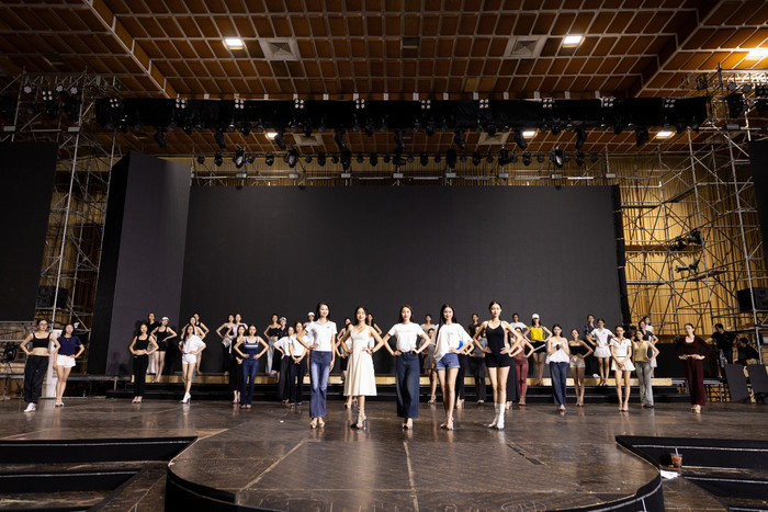 x843xy8ljo1-558d4z9f532-cer5ockcsa3 Các thí sinh đang vô cùng chăm chỉ tập luyện cho đêm Chung khảo. Ảnh: FBNV