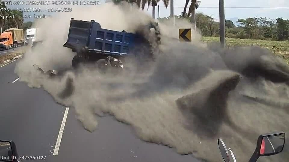 Xe ben lao sang làn ngược chiều, 'nuốt chửng' người đi xe máy