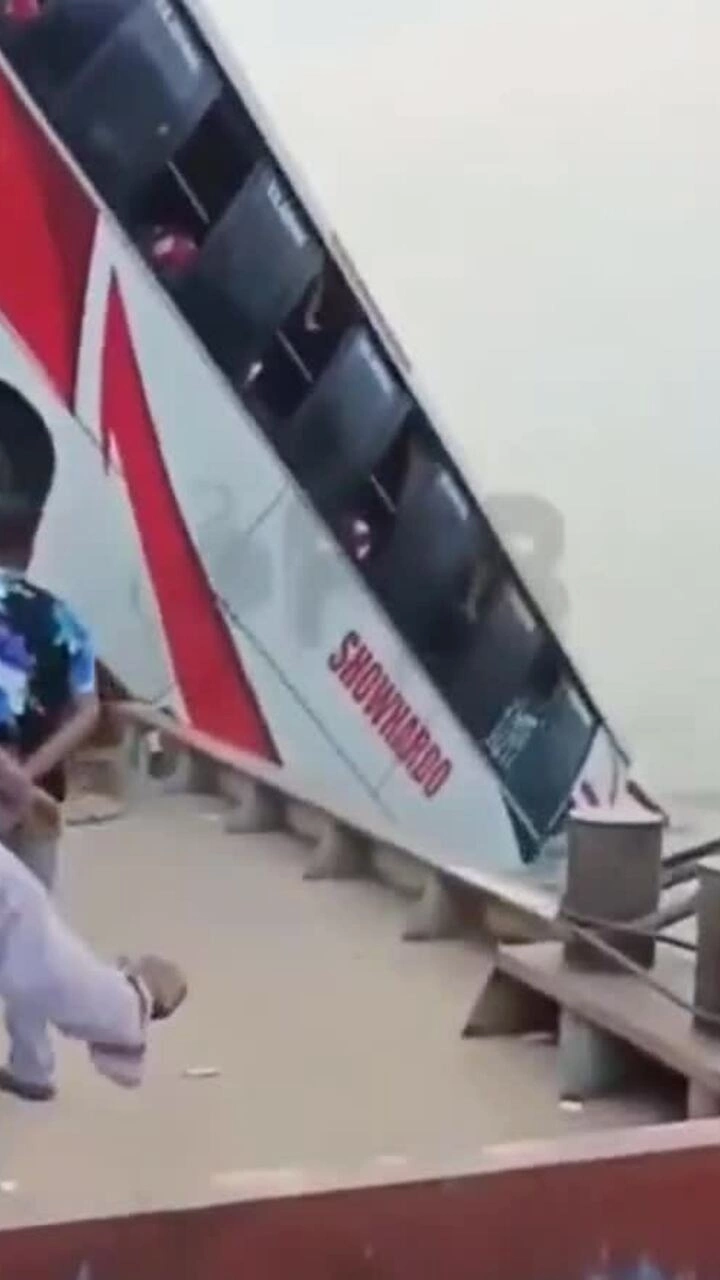 Xe buýt lao xuống sông, 16 người thiệt mạng