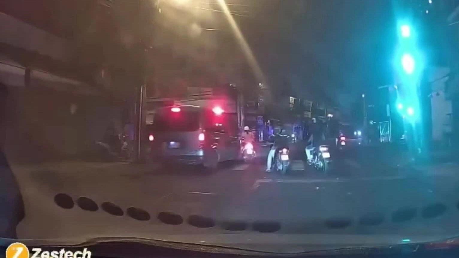 Xe cứu thương không bật còi có được ưu tiên?