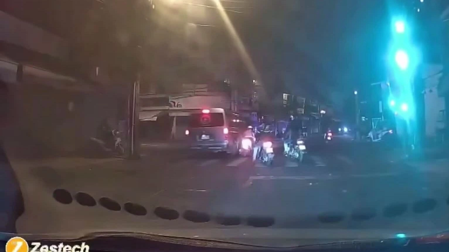 Xe cứu thương xô ngã người đi xe máy rồi bỏ đi