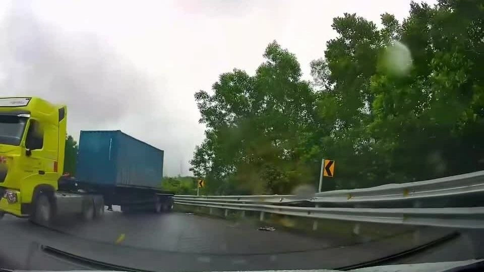 Xe đầu kéo đổ dốc xoay ngang container