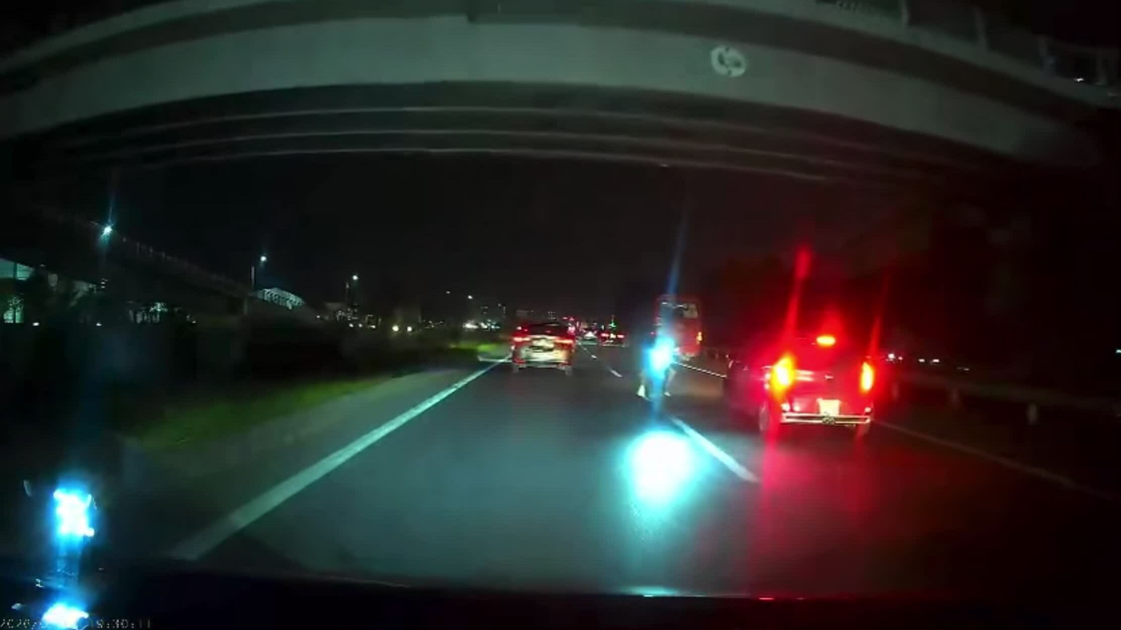 Xe máy đi ngược chiều giữa cao tốc khiến ôtô né gấp