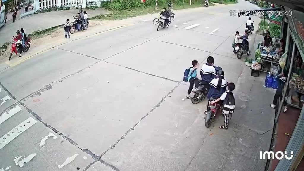 Xe máy phi nhanh qua cổng trường đâm bay xe đạp của học sinh