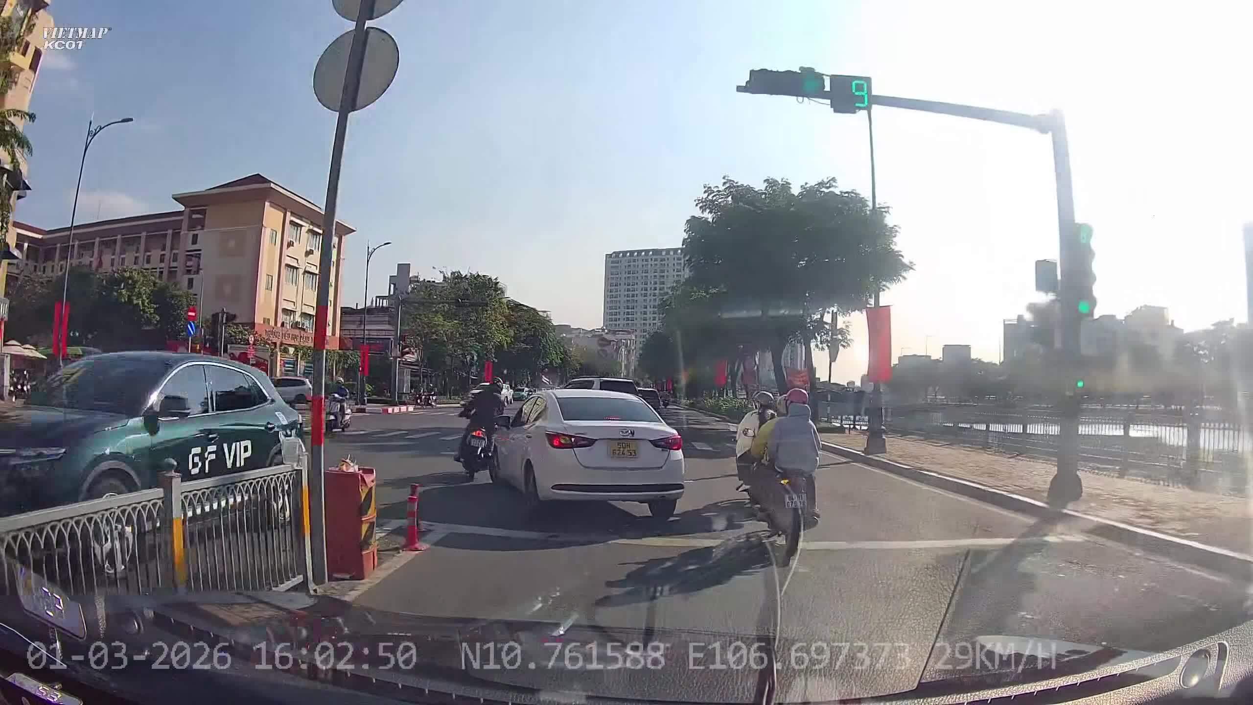 Xe máy 'vả' đầu ôtô tại ngã ba