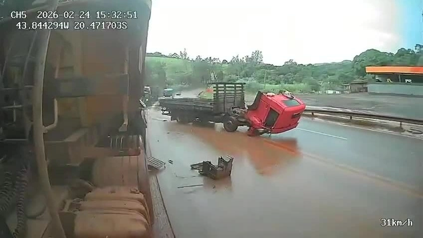 Xe tải gãy gập cabin khi va vào xe đầu kéo