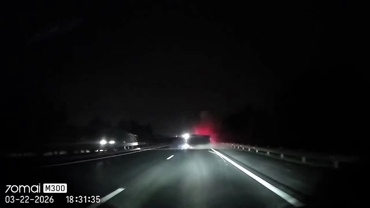 Xe tải nổ lốp lật ngang trên cao tốc