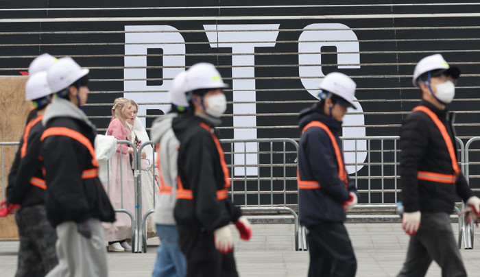 BTS trở lại và tham vọng phá vỡ kỷ lục của Taylor Swift Ảnh 5