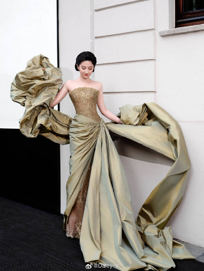 xzmg152lnp1-nddykkdrho2-9v7wdkx4rv3 Thần thái tự tin và phong cách chuyên nghiệp của 'Nữ hoàng thảm đỏ' xứ Trung. Ảnh: Sina Weibo