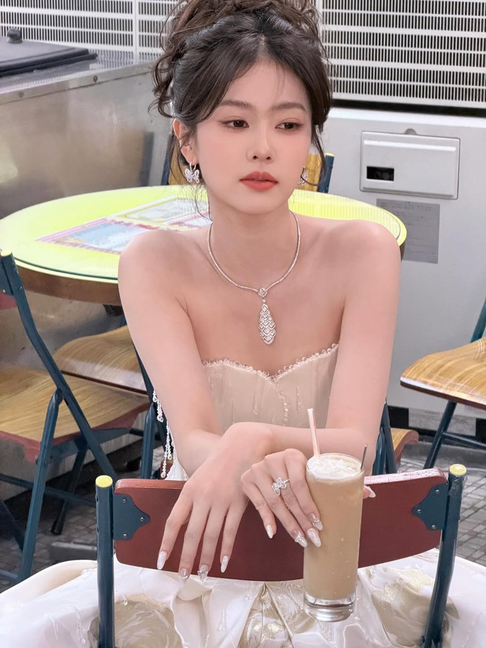 y4mx56sjnl1-6bjq36bg2o2-e0q87whd6g3 Bộ ảnh xuyên thấu của Bạch Lộc vẫn đang nhận được sự quan tâm từ phía khán giả. Ảnh: IGNV