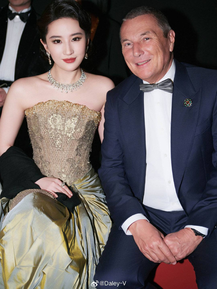 yhcmt1r86l1-vou1xkxrpv2-7yopuwh7ix3 Nữ diễn viên chụp chung với CEO Jean Christophe Babin. Ảnh: Sina Weibo