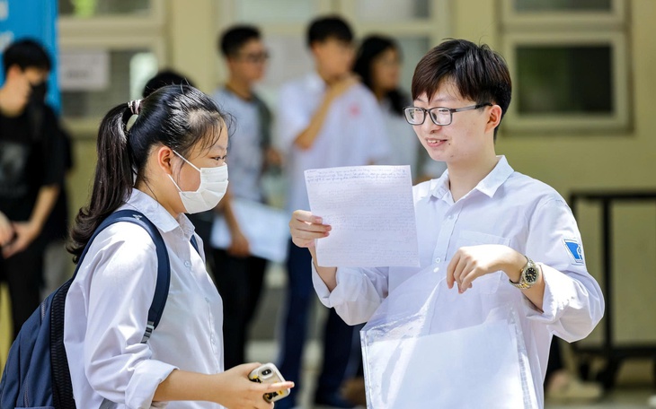 Phụ huynh Hà Nội xếp hàng trong đêm nộp hồ sơ vào lớp 10: Trường phải dừng, trả lại phí ghi danh - Ảnh 2.