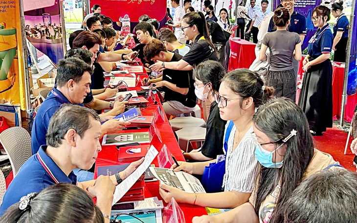 Học phí đại học 2026 tiếp tục tăng, có ngành vọt gần 50% - Ảnh 2.