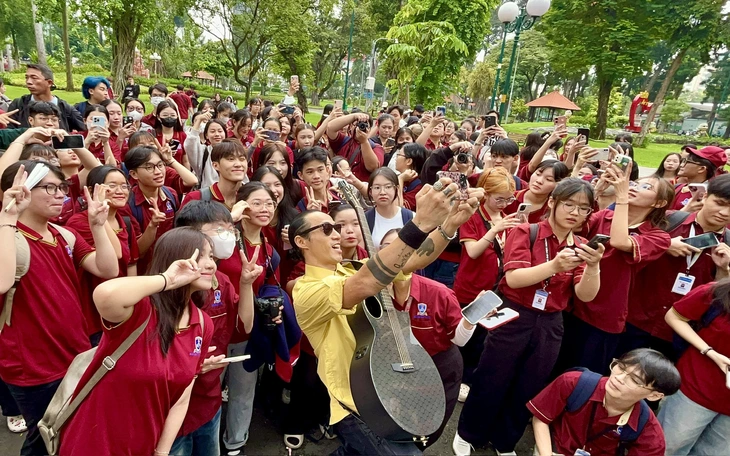 Giữ cảm xúc, giữ chất riêng: sinh viên Văn Lang học "viết sáng tạo" cùng nhà văn Nguyễn Đinh Khoa - Ảnh 11.