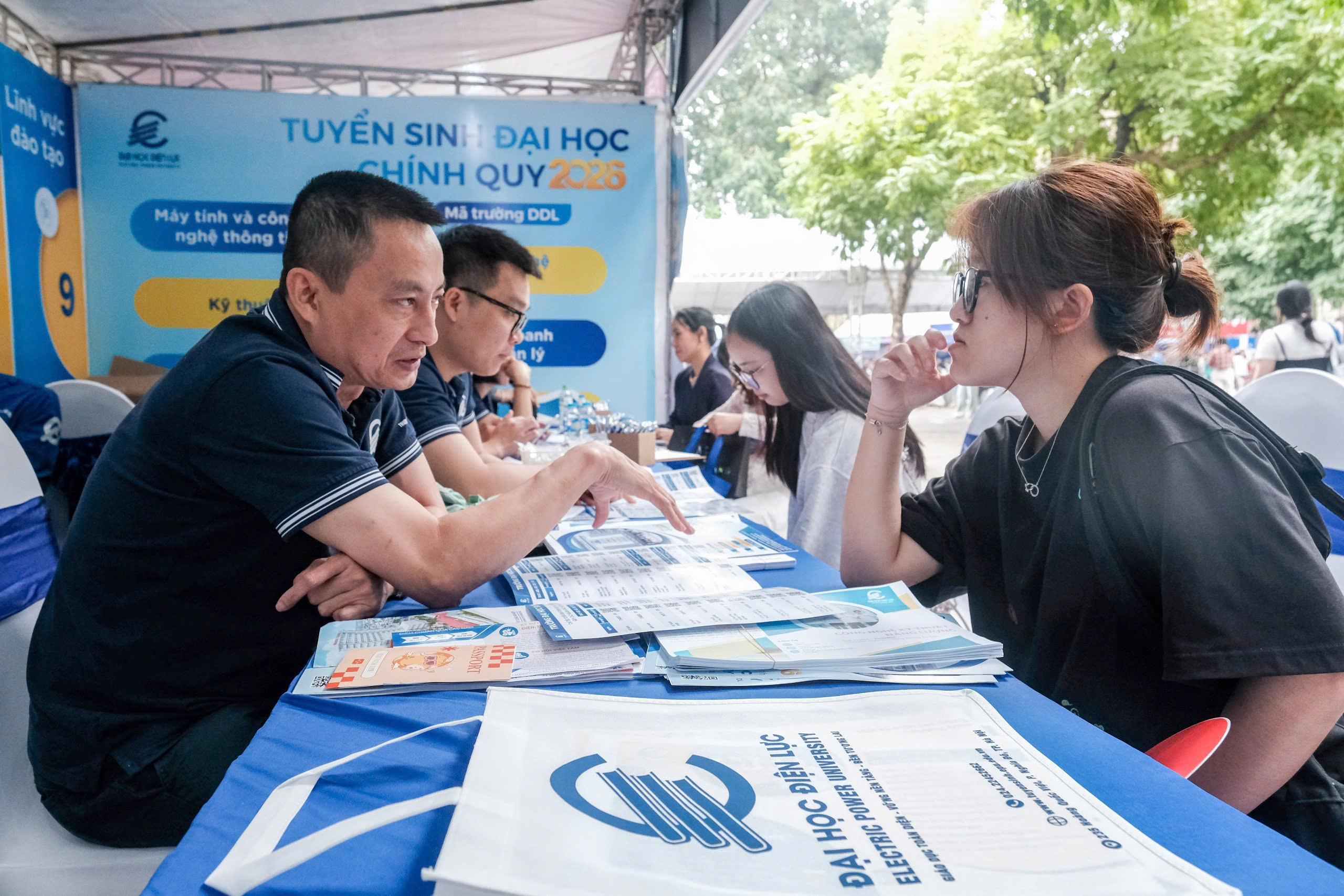 Ngày hội tư vấn tuyển sinh - Ảnh 8.