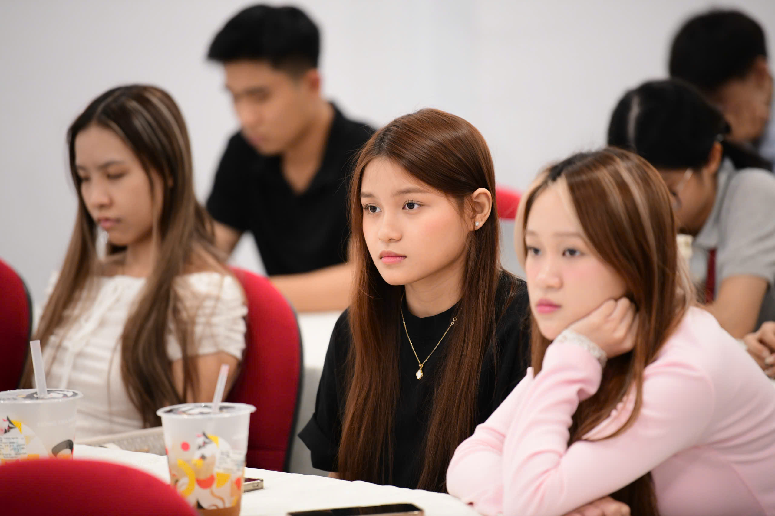 Sinh viên Văn Lang học 'viết sáng tạo' cùng nhà văn Nguyễn Đinh Khoa - Ảnh 4.