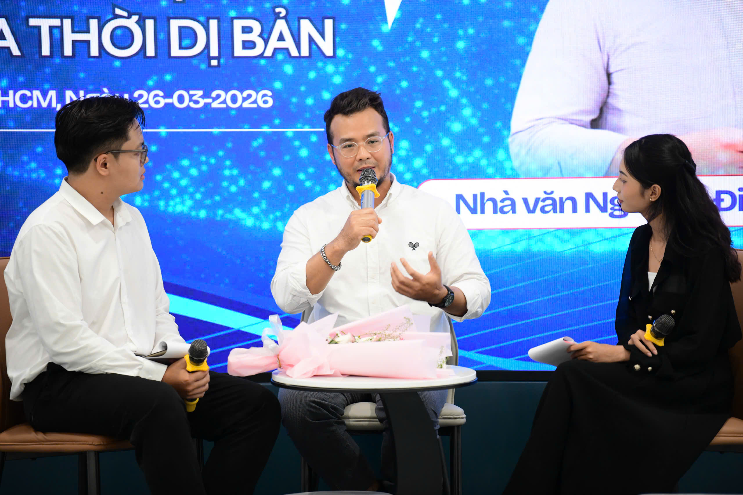 Sinh viên Văn Lang học 'viết sáng tạo' cùng nhà văn Nguyễn Đinh Khoa - Ảnh 1.