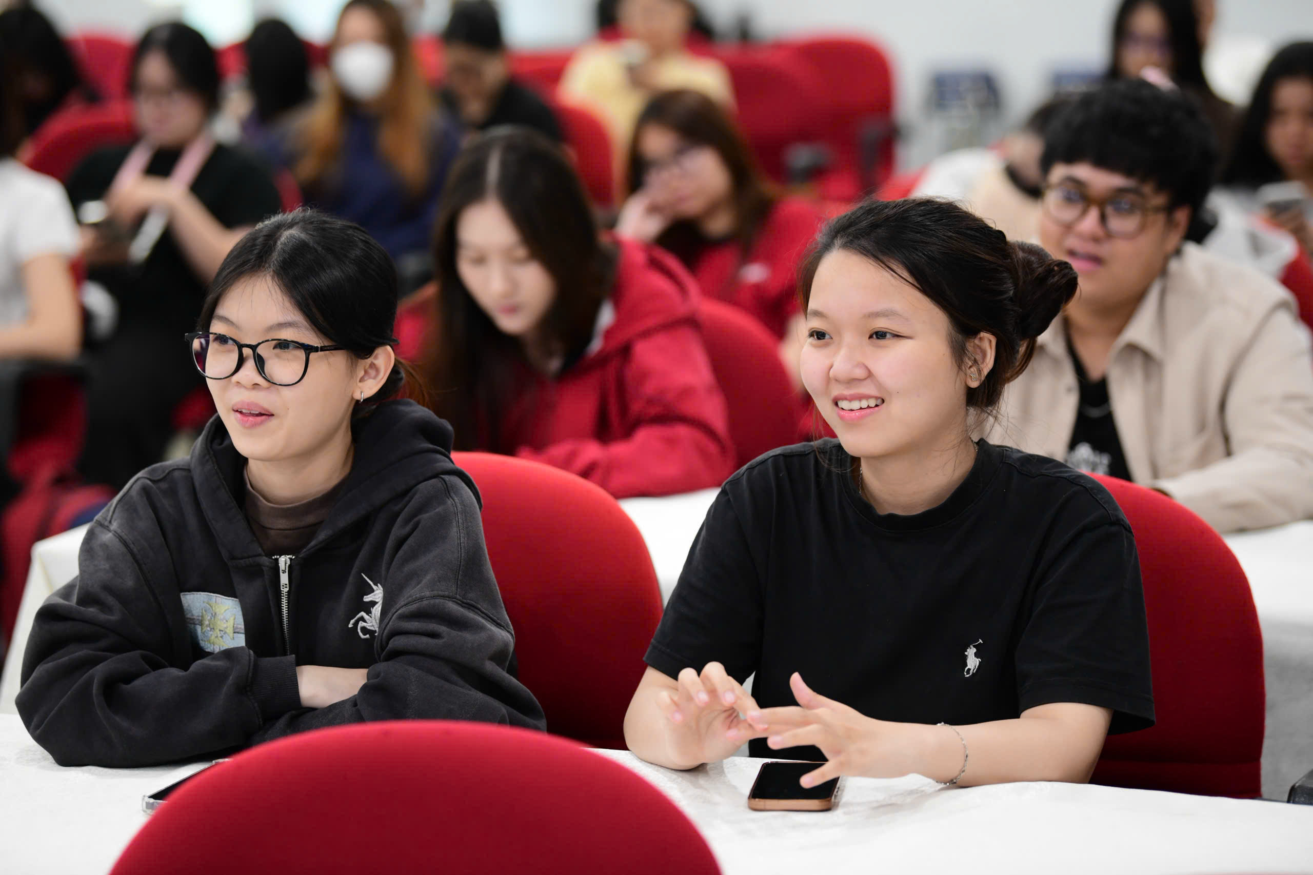 Sinh viên Văn Lang học 'viết sáng tạo' cùng nhà văn Nguyễn Đinh Khoa - Ảnh 2.