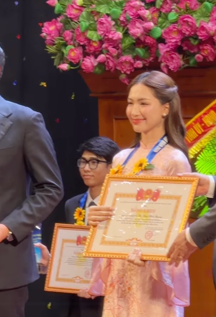 zzfi07ghs61-pz99mpd5x32-aqma6qcdq83 Khoảnh khắc Hòa Minzy được xướng tên.