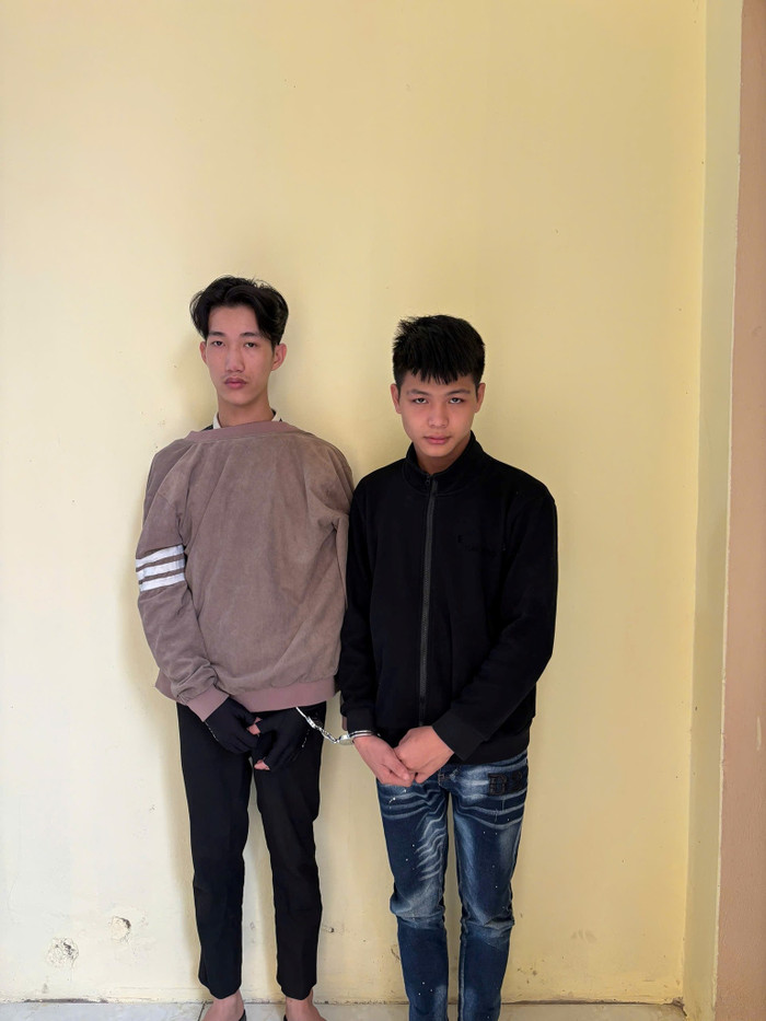 Trước cổng trường cấp 3, 2 nam thanh niên bị phát hiện có hành vi đáng xấu hổ Ảnh 1