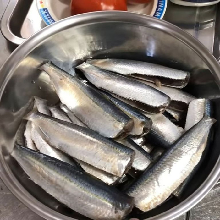 1zwgqxtp9f1-u6q26osybm2-f6niz8f3th3 Loại cá bình dân bán đầy ở chợ Việt, 'cánh mày râu' mua về làm gỏi nhậu hết ý Ảnh 4