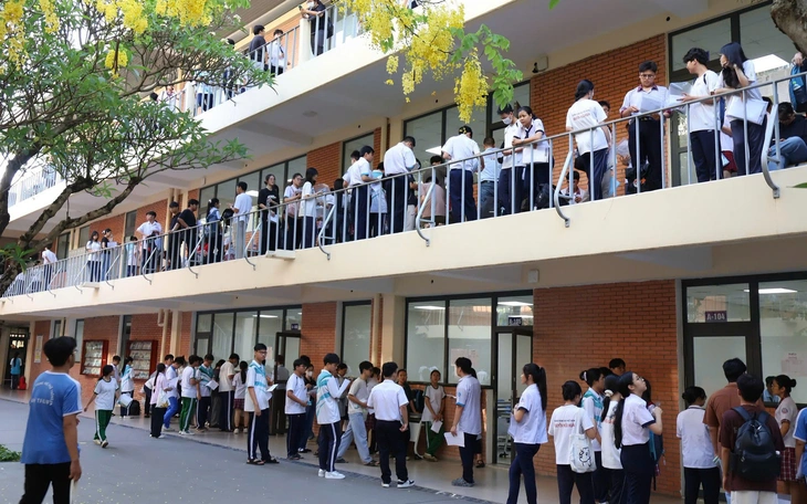 Chấm thi đánh giá năng lực ĐH Quốc gia TP.HCM: Khép kín nhiều lớp, máy 'offline'  - Ảnh 2.