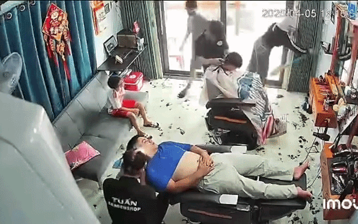 56jmrxo4i41-2zrohkhd8v2-jw5e3q9vok3 Thấy tiệm cắt tóc nhiều tóc của khách cắt trước đó, người phụ nữ chủ động quét sạch giúp tiệm. Ảnh cắt từ clip