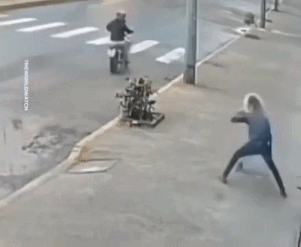 Ngay lập tức, anh phản đòn, đánh tên cướp túi bụi.