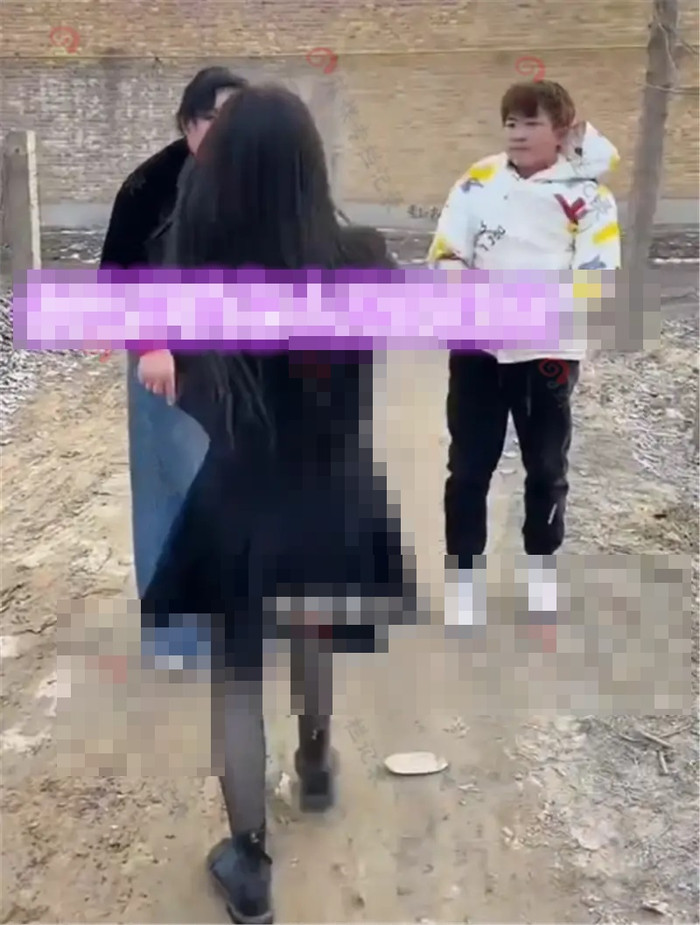 Bế cô gái lạ qua vũng bùn, chàng trai 'tá hỏa' trước yêu cầu của mẹ cô Ảnh 4