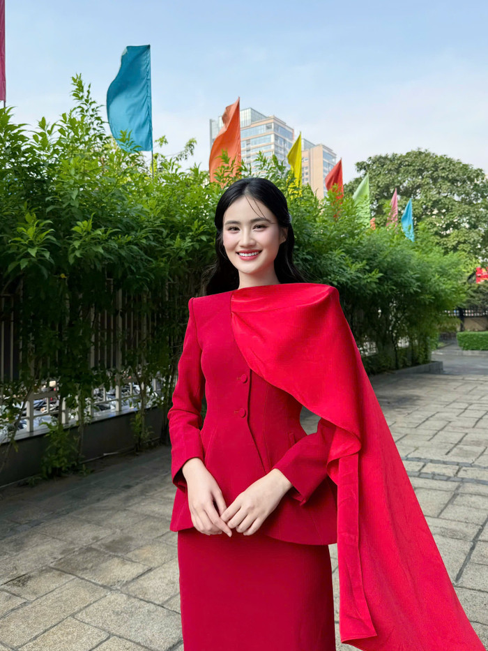 Nhiều khán giả vẫn sẵn lòng chào đón nàng hậu sau biết bao 'biến cố' ở thời điểm vừa đăng quang. Ảnh: FBNV