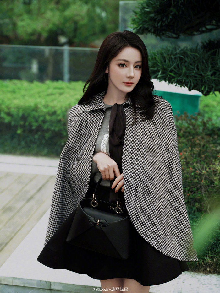 9ici13ygo51-sdciovmzya2-krhmgrka1y3 Địch Lệ Nhiệt Ba từng làm thêm công việc người mẫu để có thu nhập trang trải trong quá trình đi học xa nhà. Ảnh: Weibo