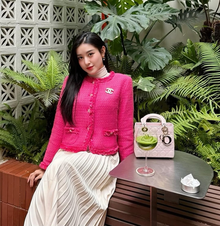 Không khó để bắt gặp Huyền My xuất hiện với túi đồ hiệu sang chảnh. Ảnh: IGNV 