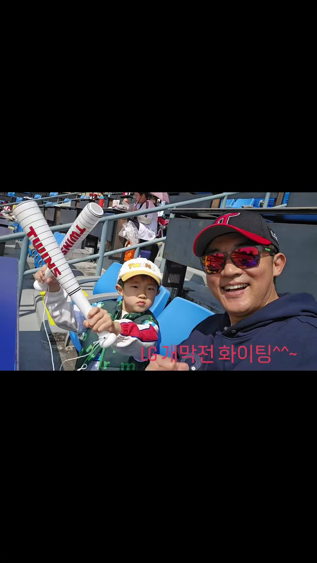 Ahn Jae Wook cùng con trai đi chơi