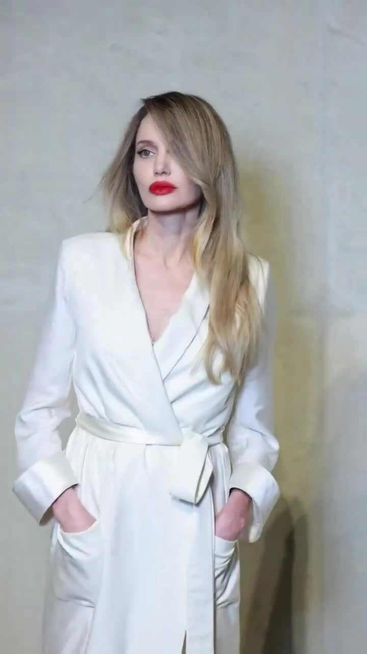 Angelina Jolie khoe nhan sắc rực rỡ ở Thượng Hải