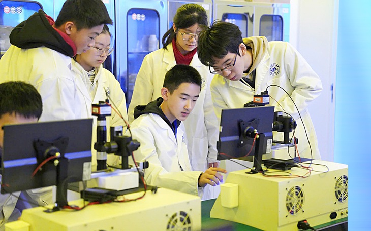 Trung Quốc "tái thiết" giáo dục đại học thời AI - Ảnh 2.