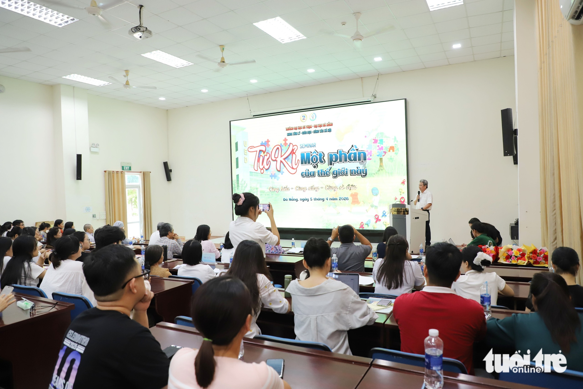 base64-1775398164996224912174 Gia đình có trẻ tự kỷ phải ‘giao tiếp’ với xã hội bằng nhiều ánh mắt - Ảnh 1.