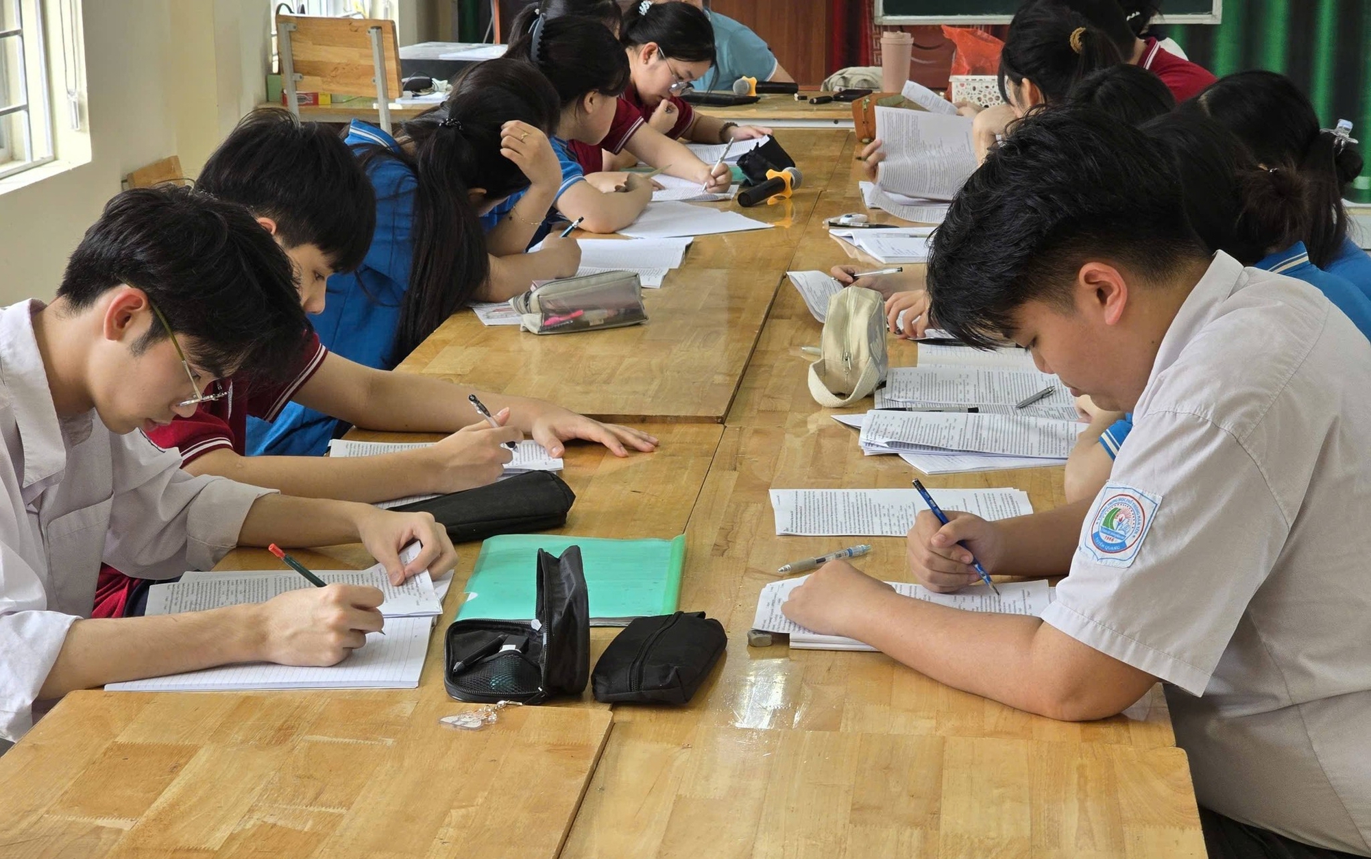 Trường yêu cầu học sinh đăng video tự học công khai lên fanpage: Nên hay không? - Ảnh 3.