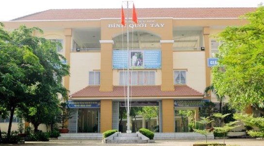Nhiều học sinh nôn ói, Trường tiểu học Bình Quới Tây ngưng phục vụ ăn bán trú - Ảnh 1.