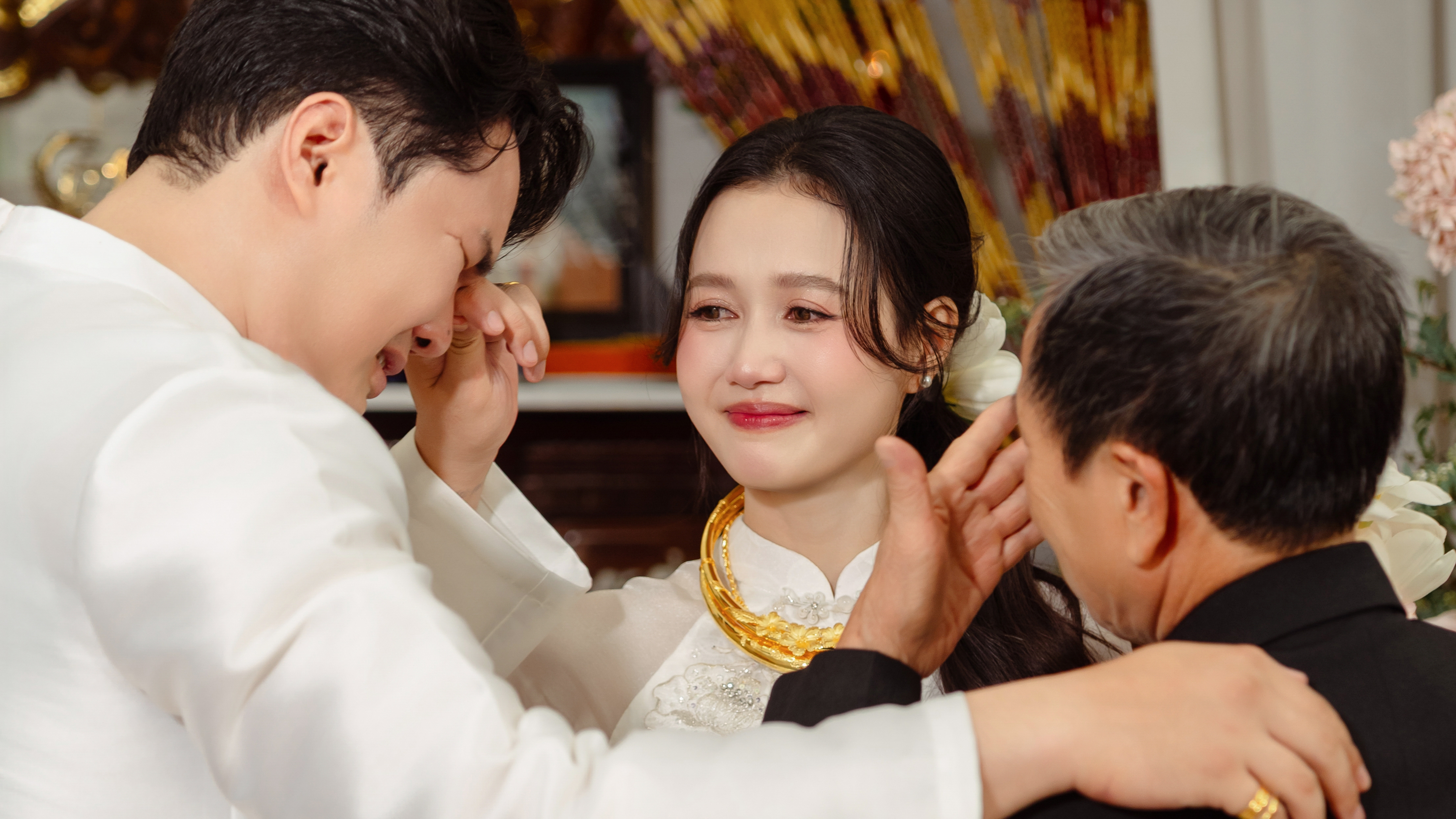 Bố đại tá của Nhung Gumiho bật khóc khi dặn dò con rể