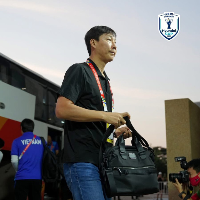 HLV Kim Sang Sik bước vào một giai đoạn đầy thách thức cùng tuyển Việt Nam, khi lịch thi đấu dày đặc phía trước lại, đi kèm với biến động nhân sự trong ban huấn luyện. Ảnh: ASEAN United FC